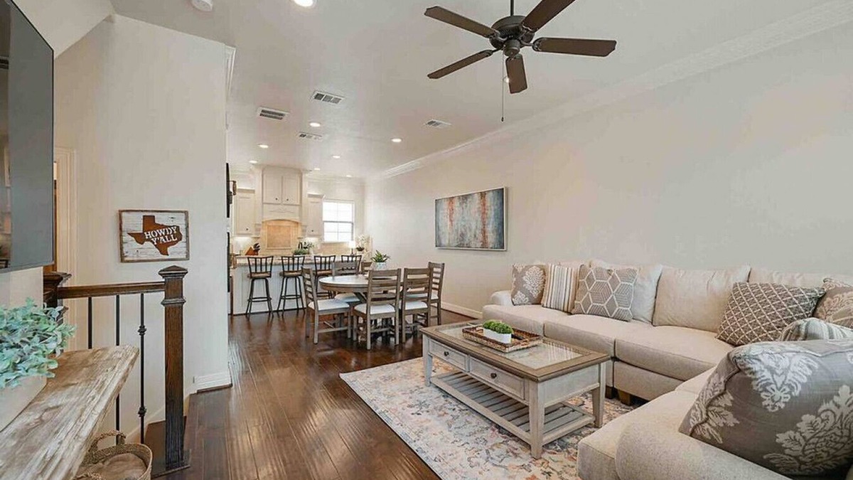College Station House | Northgate Nest Cozy & Convenient 2BR 3BA Office Steps from A&M