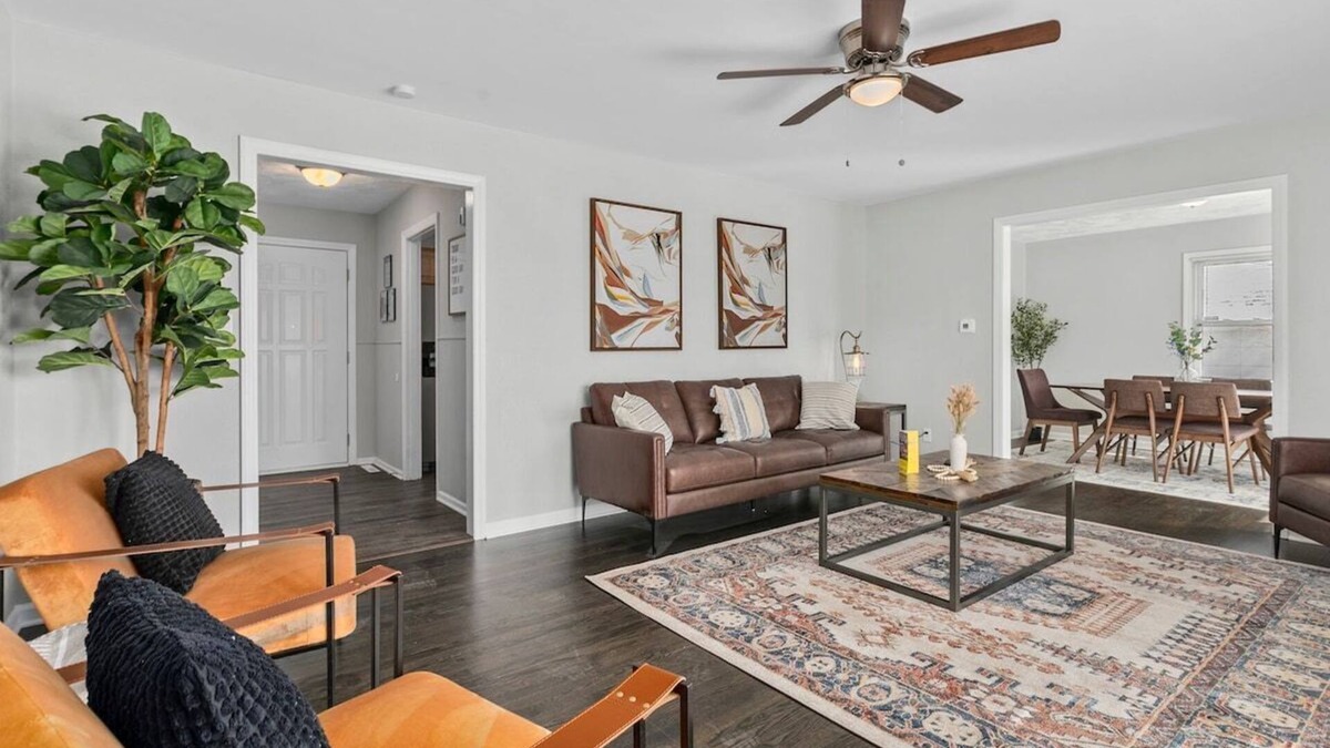 North Kansas City House | Northland KC Home 2 Living Spaces +Arcade+WiFi