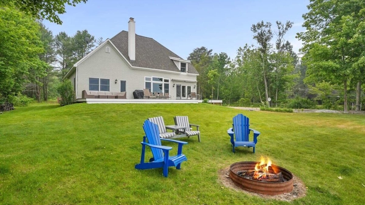 Northport House | Northport Bay Beach Getaway with Hot Tub!