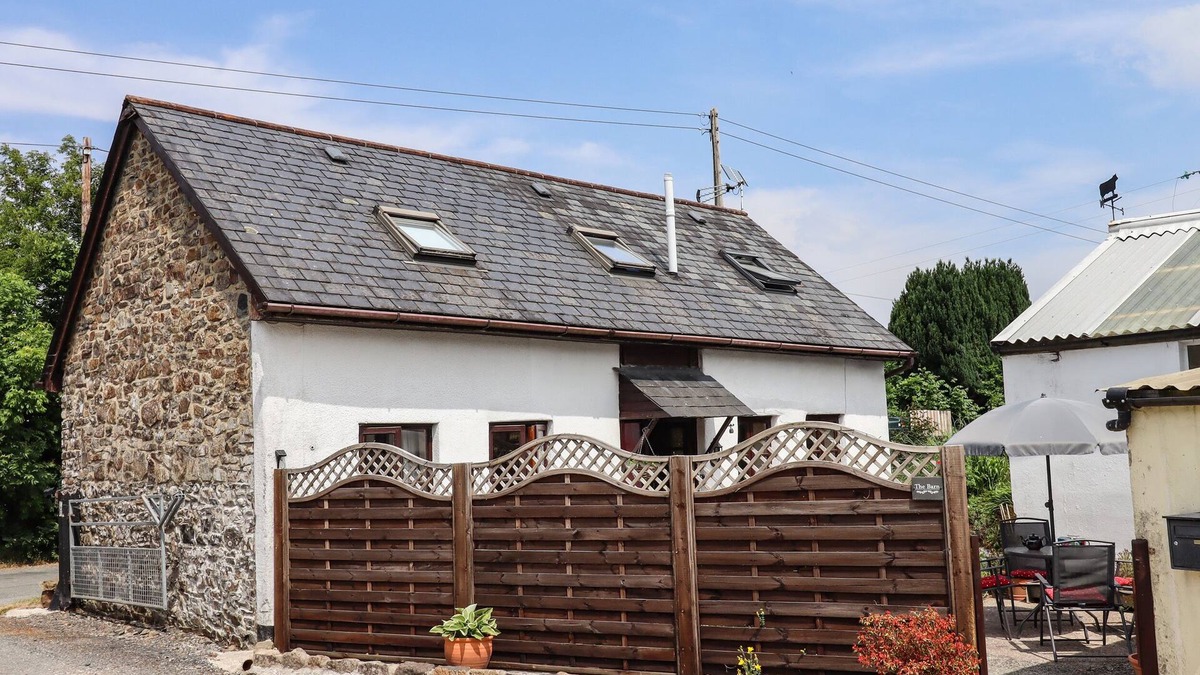 East Portlemouth Cottage | NORTHWOOD BARN, pet friendly, with a garden in Okehampton