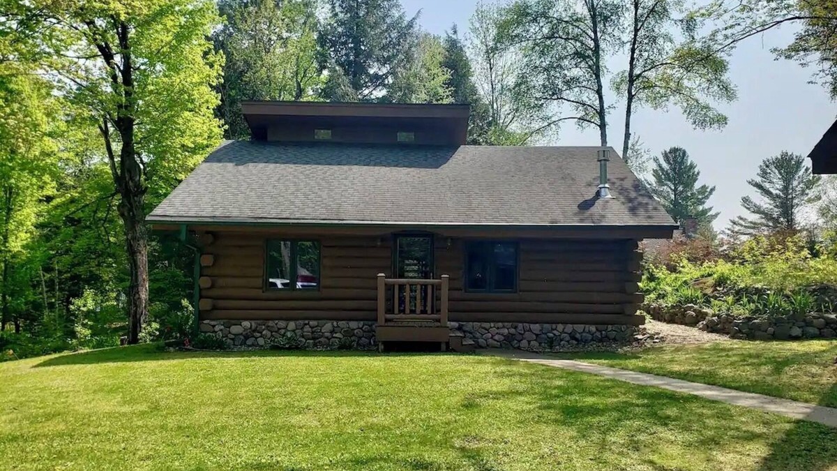 Deerbrook Cabin | Northwoods Cabin - UTV Trails, Hiking, Fishing, Wi-Fi, Firepit, King Beds