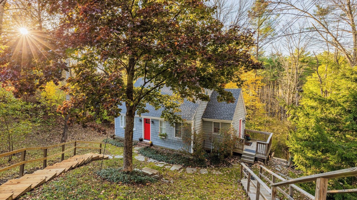 Norwich Cottage | Norwich Cottage 3BD/2BA - 1mi to Dartmouth