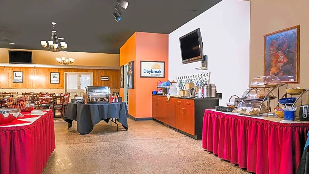 La Crosse Hotel | Norwood Inn and Suites Lacrosse - Standard 1 King Bed Non Smoking