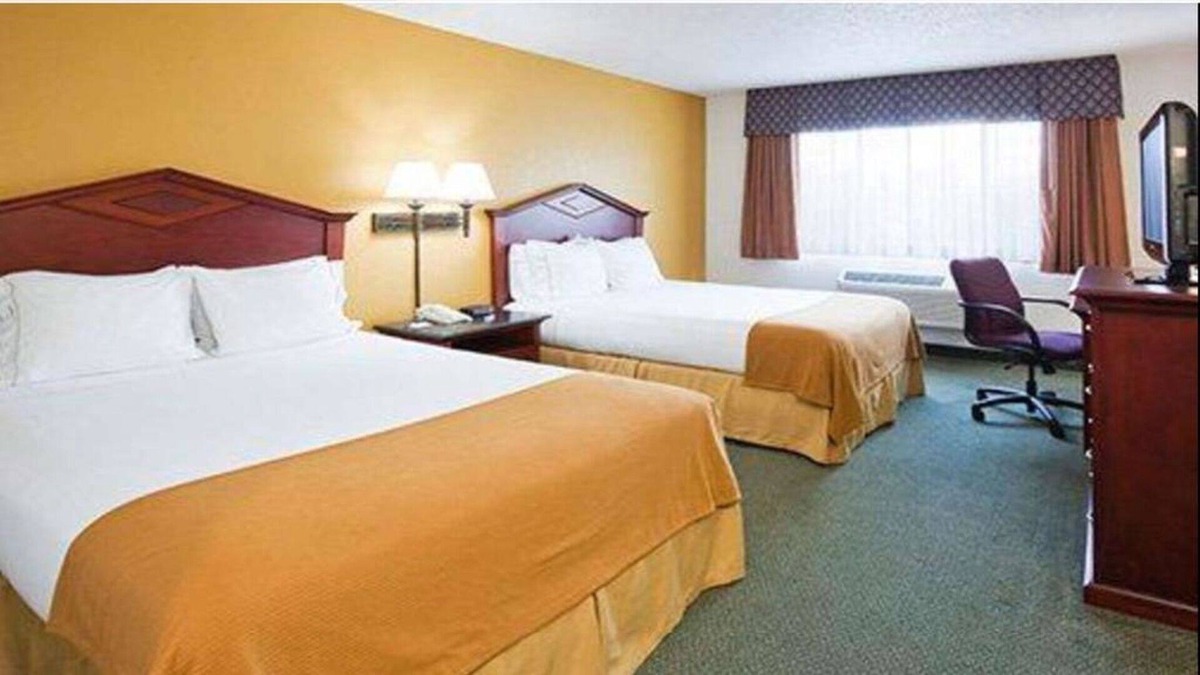 Eagan House | Norwood Inn Eagan -Luxury 2 King Bedroom Suite with Tub And Ktchnette