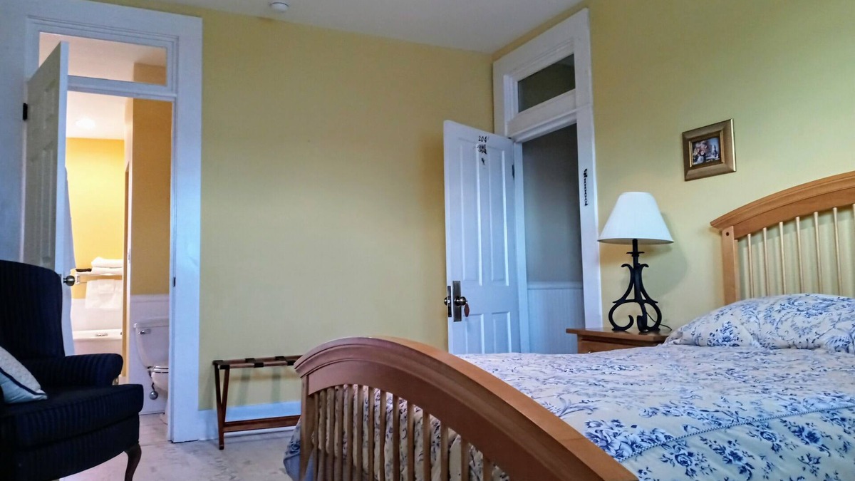 Cowan House | Nostalgic en suite room in historic railroad inn and town