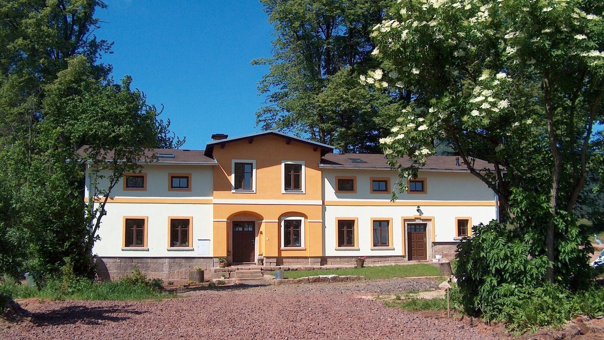 Bozanov House | Nostalgic renovated farmhouse in beautiful surroundings