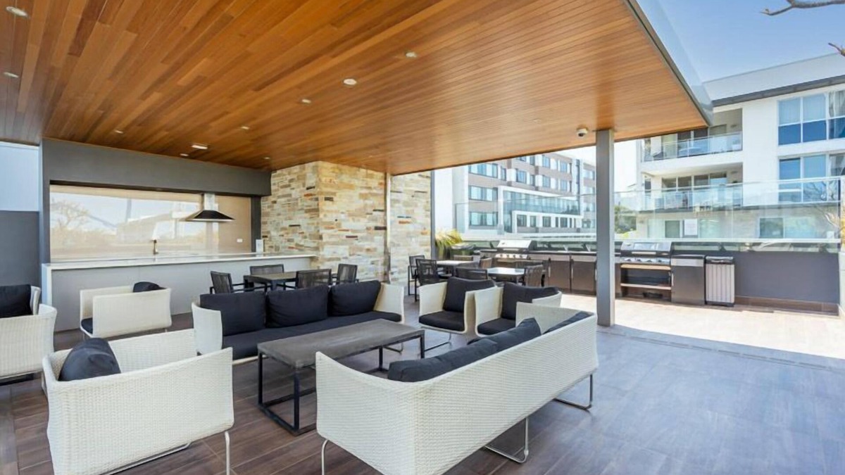 South Perth Apartment | Not a fault to find in this spacious 2 bedroom, 2 bathroom luxury fifth floor apartment with brand n