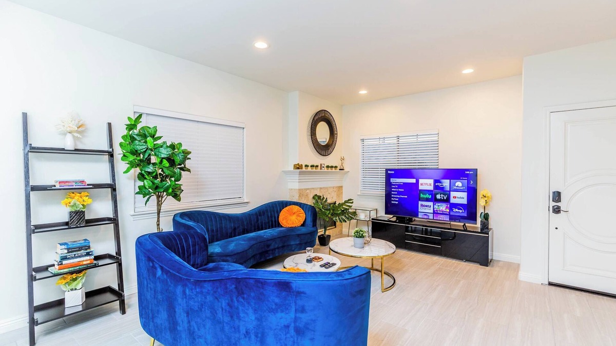 East Pasadena House | Not affected by the fire/Elegant Pasadena Retreat – Prime Comfort Awaits