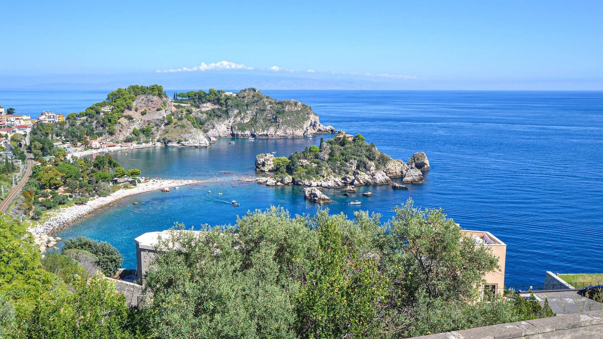 Riposto Apartment | Not far from the port and the beach of Riposto welcomes you this lovely vacation apartment.