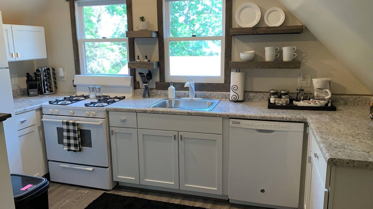 Backus Apartment | Not so rustic brand new apartment on beautiful Pine Mountain Lake.