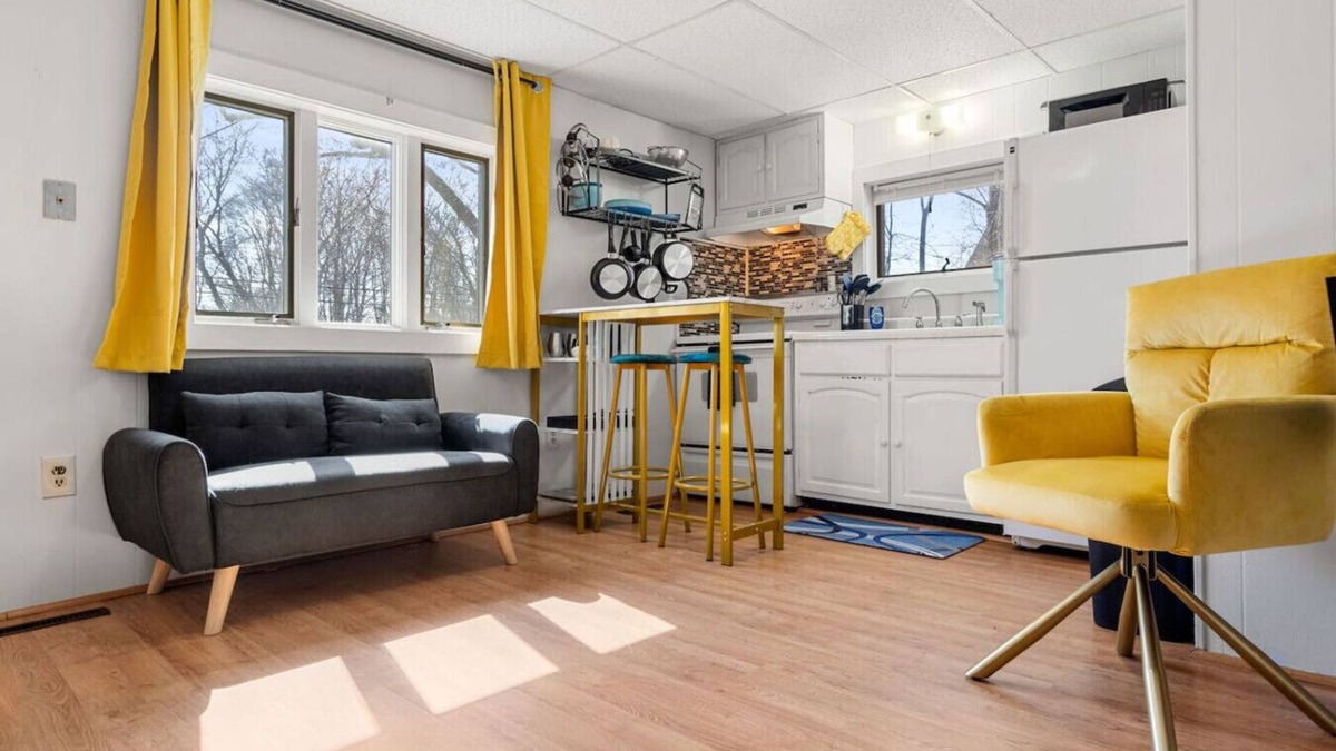 Dover Apartment | Nothing Fancy Older Apt~Walk to Downtown~ King Bed