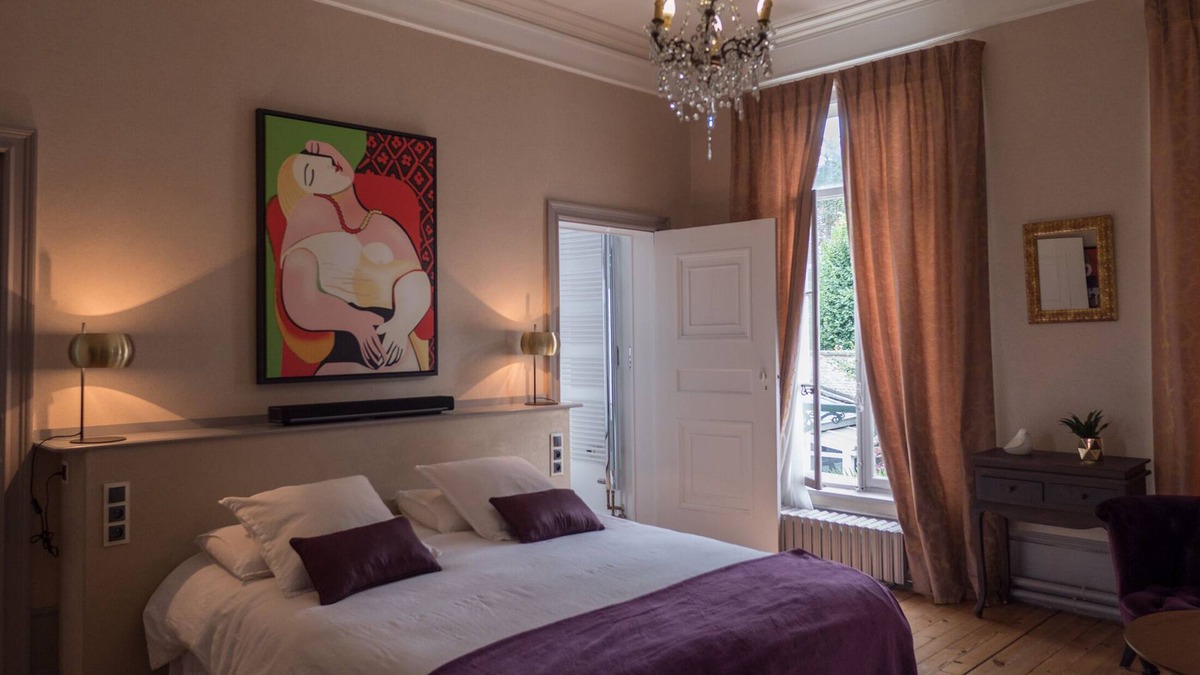 Centre Ville Bed & Breakfast | Notre Dame" guest room with garden view. Breakfast included
