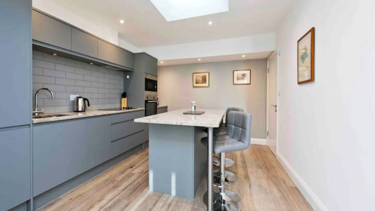 Pembridge Apartment | Notting Hill Chic sleeps 4-5 - 2 bedrms/2 bathrms-one en-suite + single SofaBed