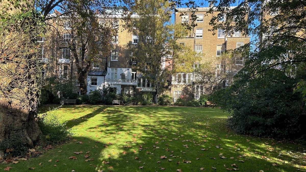 Norland Apartment | Notting Hill Enchanting 3-bedroom maisonette with private and communal garden.