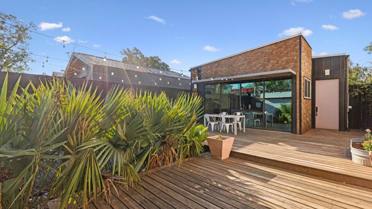 Garden Oaks House | Nouveau Bungalow | Sleeps 4