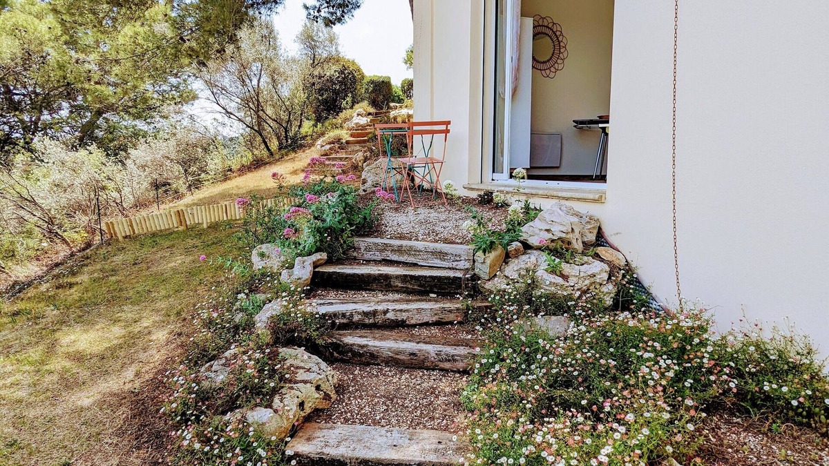 Clermont-l'Herault Apartment | Nouveau Charmant Appartement Avec vue Panoramique sur le pic Saint Loup