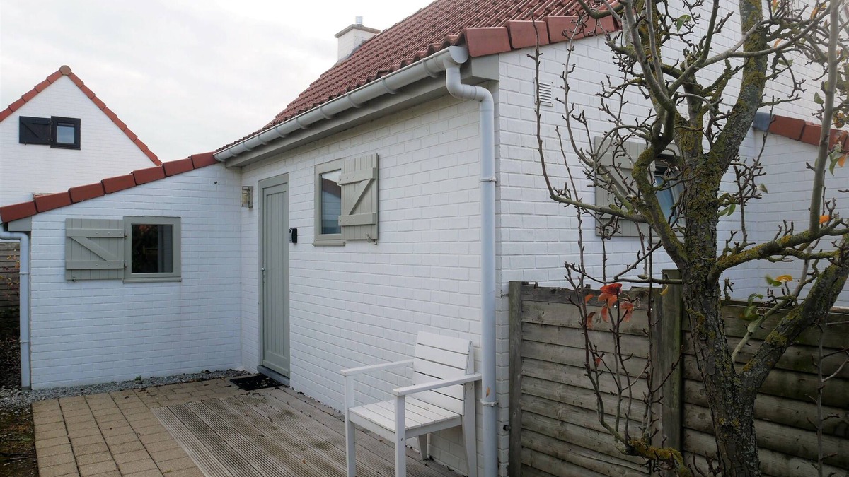 De Haan House | Nova Park V88 - cozy fisherman's cottage with terrace and fenced garden