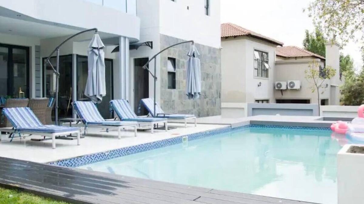 Greater Johannesburg Metropolitan Area Villa | Nova Villa Broadacres - 4 Bedroom Villa - Pool, Jacuzzi, Fire Place & More