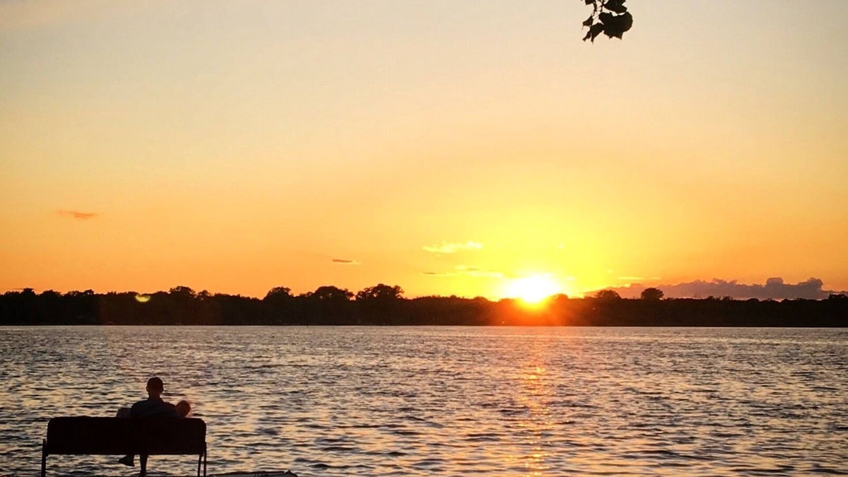 Wind Lake House | NOW BOOKING SUMMER & FALL! Charming & modern lakefront home! Sleeps 8+!