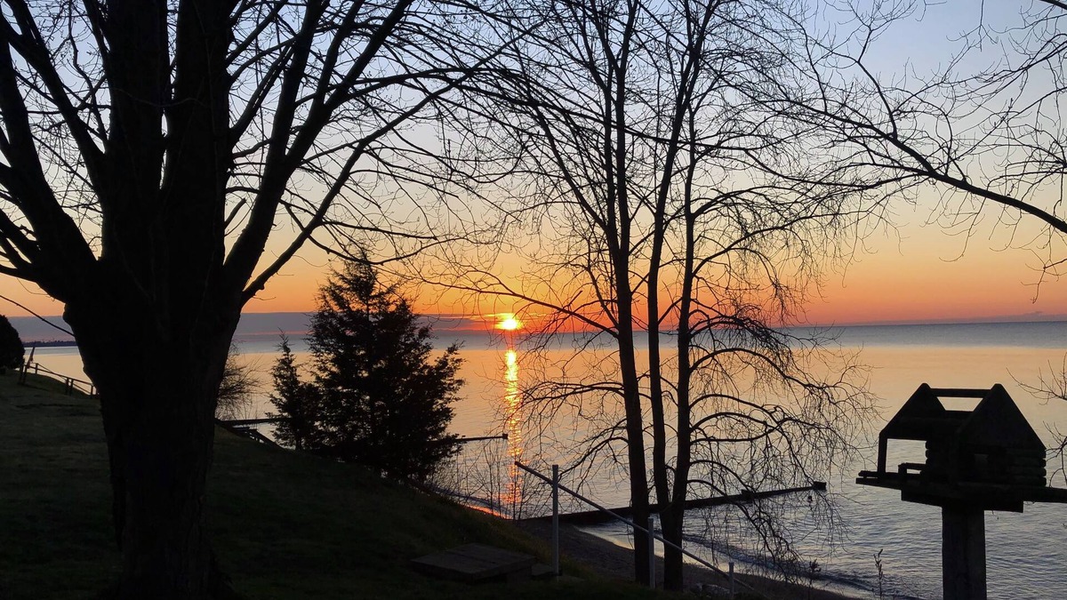 Romney House | NOW THAT'S COZY - Elegant 3 BR on private sandy beach waterfront on Lake Erie