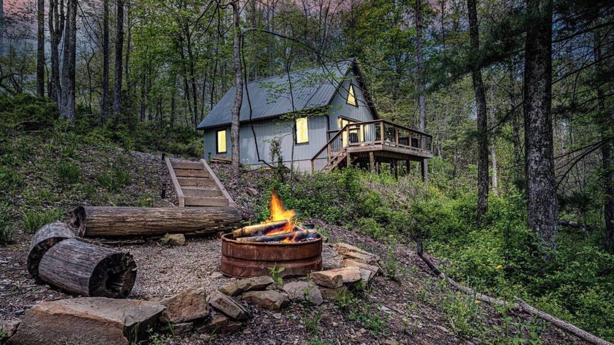 Lancaster Cabin | Now with Wifi! Blackberry Bramble: Budget-friendly in Hocking, hot tub + Firepit