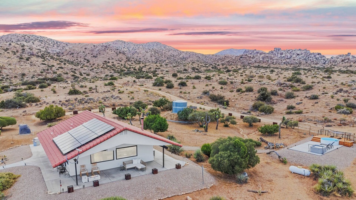 Pioneertown House | Now & Zen | Gym, Hot Tub and Views!