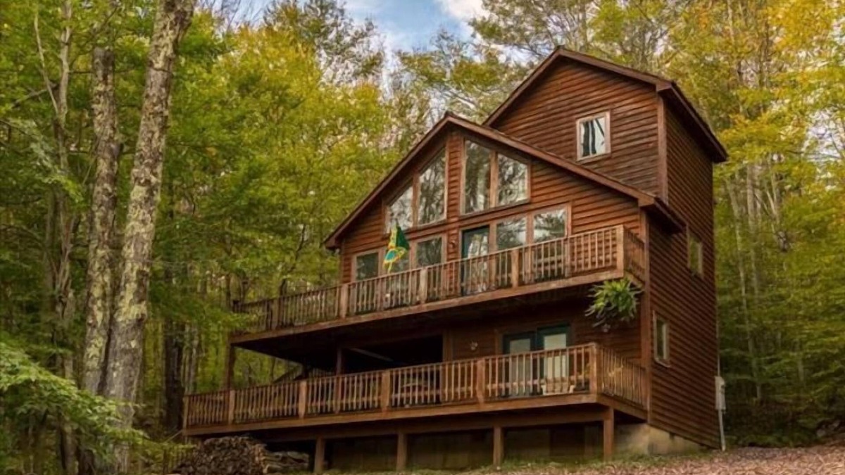 Davis House | NP17-Romantic Getaway! Close to towns! Hot tub!