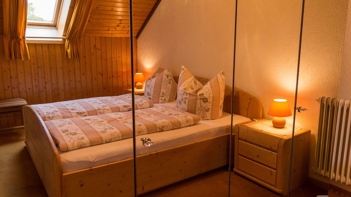 Herrenschwand Apartment | NR-Fewo im DG mit 60qm, 2 Schlafzimmer, für maximal 6 Personen
