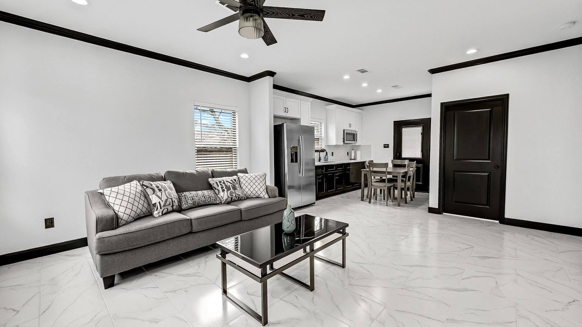 Riverside Terrace House | NRG STADIUM/MED CENTER AREA NEW BUILD IN QUAINT TREE LINED HISTORC NEIGHBORHOOD