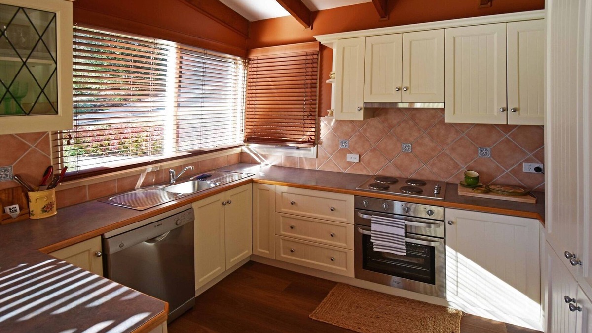 Avonsleigh Cottage | nStorybook Cottage in tranquil location close to Emerald township and shops.