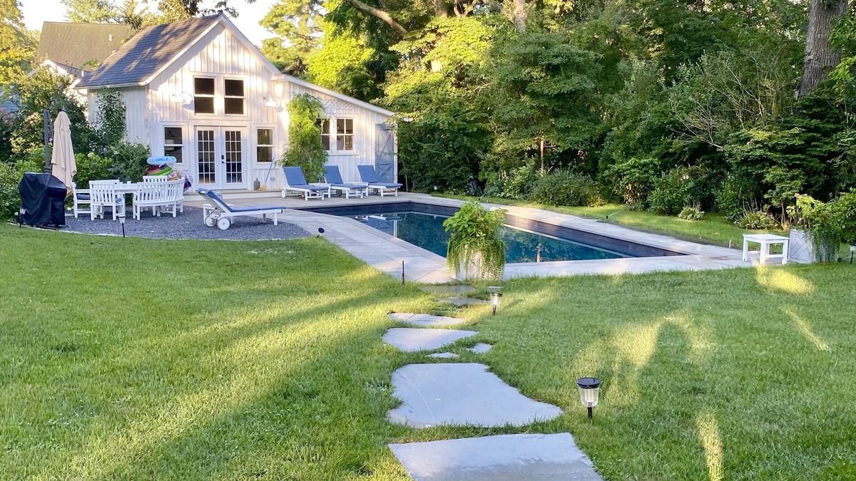 Sag Harbor House | nStylish home + Pool House walk to town/jitney/park