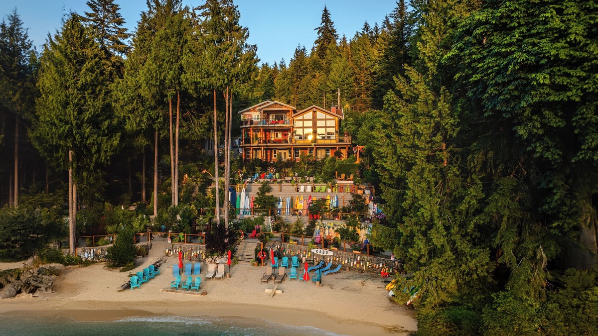 Tuwanek House | nSunshine Coast Waterfront Vacation Rental Perfect place for family reunions.nn