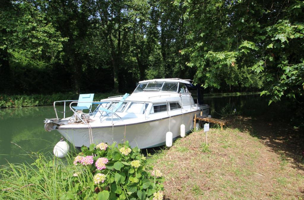 Meilhan-sur-Garonne Boat Rental | Nuit à quai sur notre vedette!