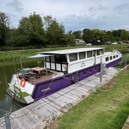 Bergues Boat Rental | Nuit insolite à bord d'une péniche, 6 personnes