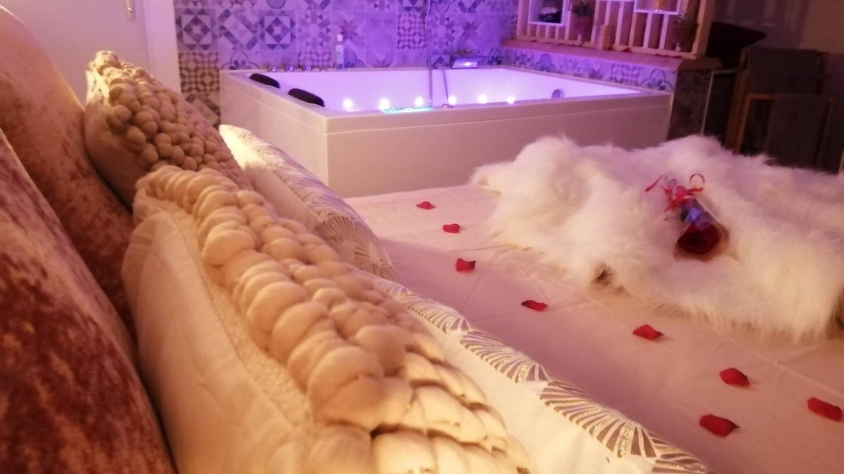 Pont-de-Veyle Apartment | Nuit Romantique, Champagne, Spa-balnéo, Petit dej