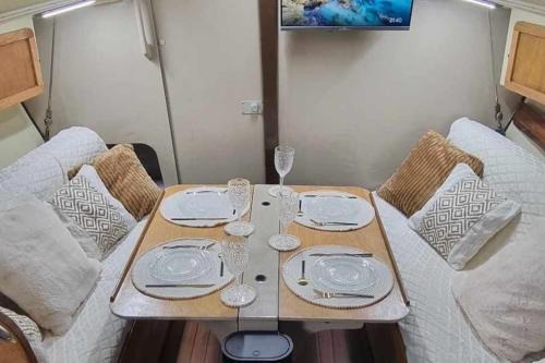 Deauville Boat Rental | Nuit romantique sur un bateau à Deauville