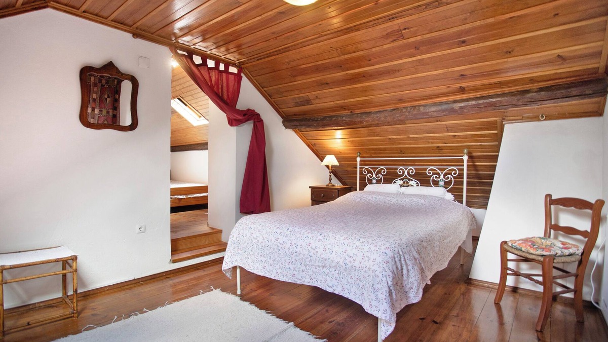 Porto de Mos Apartment | Null 'Casa Do Largo - Piso 2' with Shared Terrace, Shared Garden and Wi-Fi
