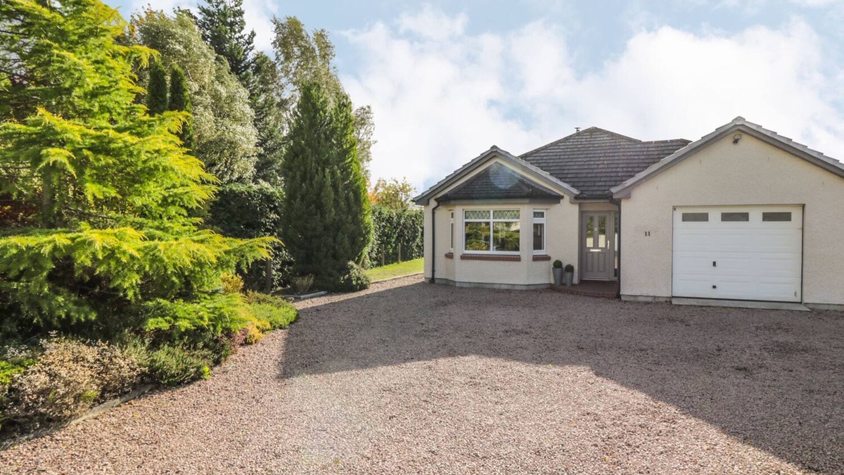 Marybank Cottage | NUMBER 11, family friendly, with hot tub in Beauly