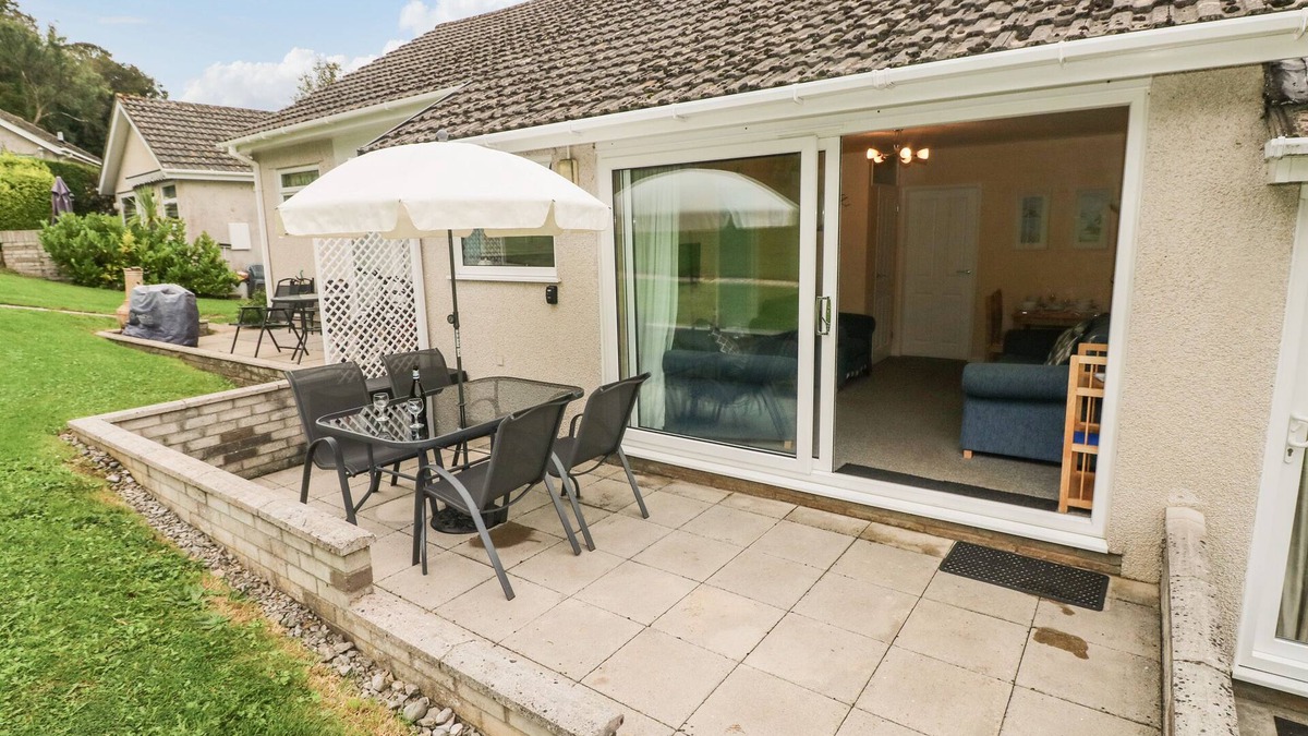 Oxwich Cottage | NUMBER 6 OXWICH LEISURE PARK, family friendly in Oxwich