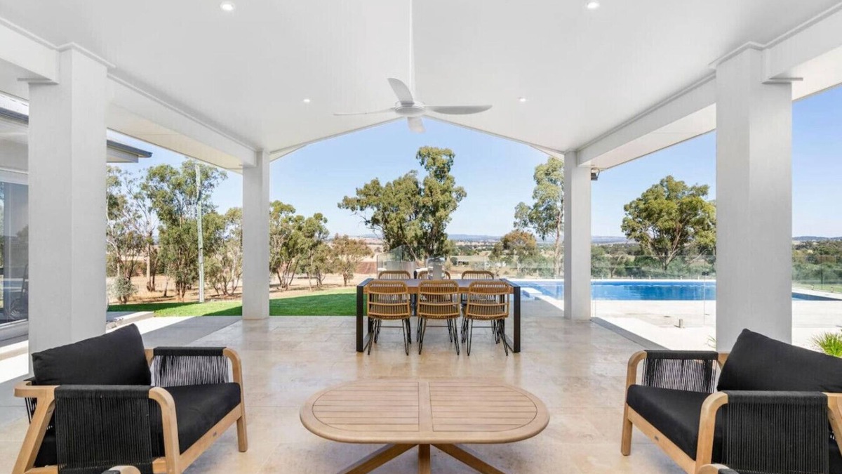 Brucedale House | Nunkeri: A Country Oasis overlooking Wagga Wagga