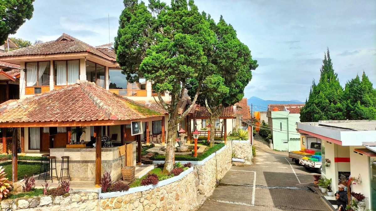 Lembang House | Nur Alam Hotel Lembang, sebuah penginapan yang tenang di tengah asri Lembang.