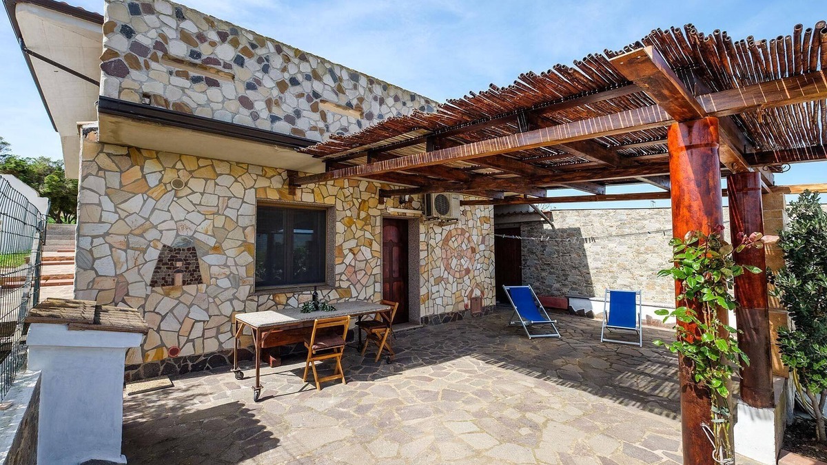Gonnesa Apartment | Nuraghe vacation apartment on an olive grove on the outskirts of the town, barrier-free, WLAN,
