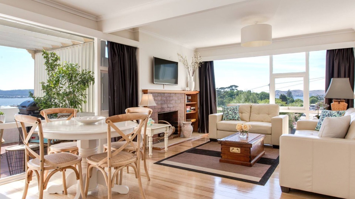 Sandy Bay Villa | Nutgrove Villa - Walk to Beach, cafes and shops