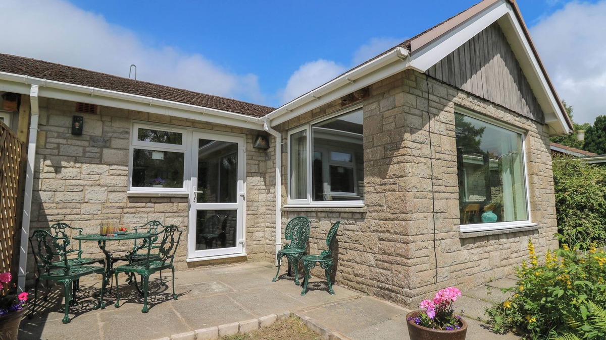 Rhayader Cottage | NUTHATCH COTTAGE AT RIVERSIDE LODGE, pet friendly in Rhayader
