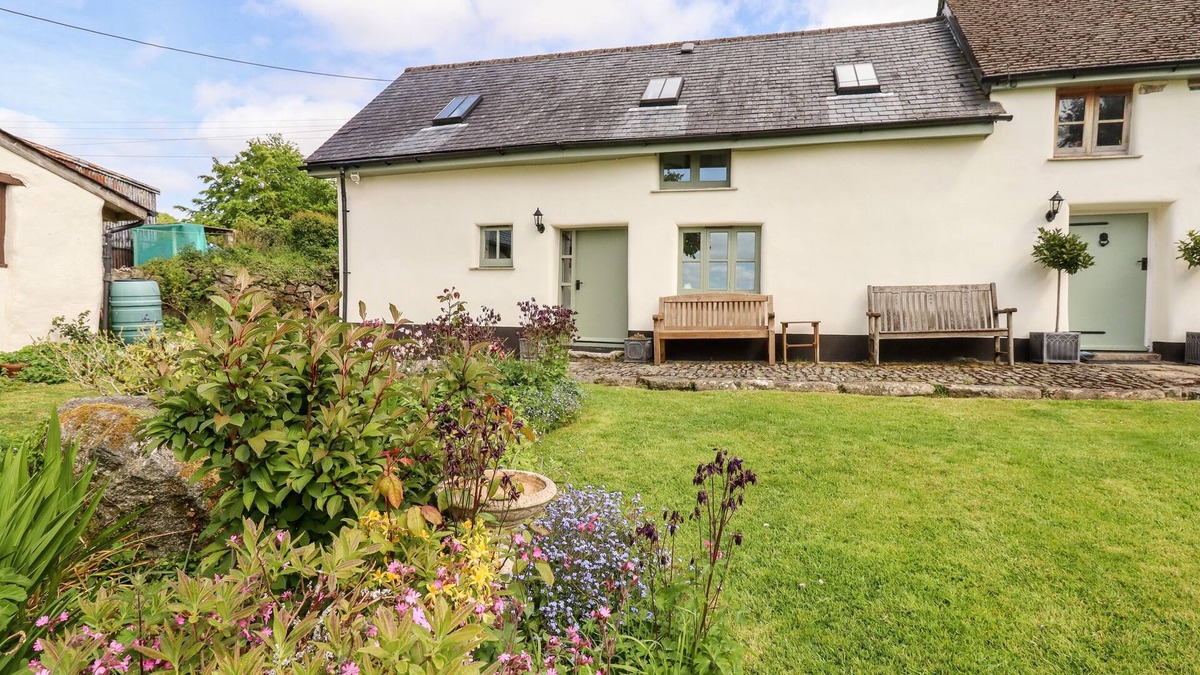 Sourton Cottage | NUTHATCH COTTAGE, pet friendly, with a garden in Okehampton