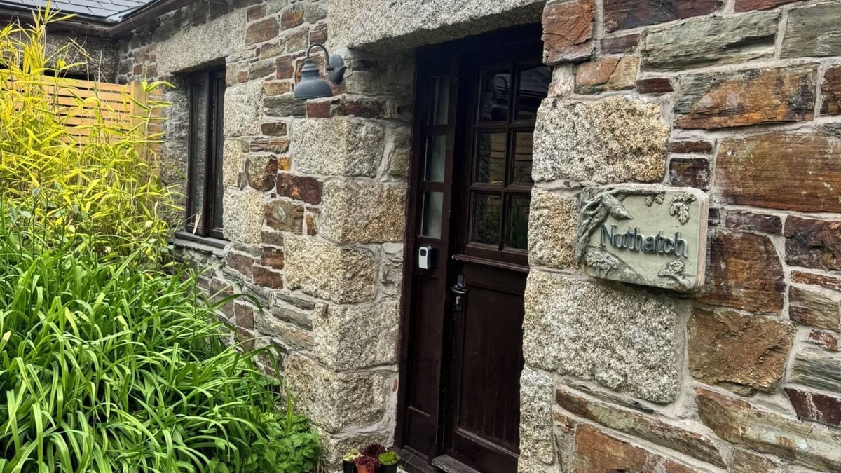 Mount Cottage | Nuthatch - Traditional Cornish Stone Cottage