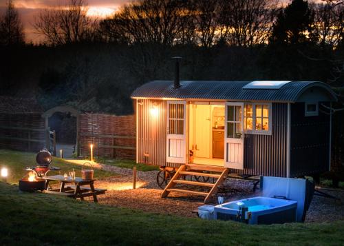 Raymonds Hill House | Nutkins Luxury Shepherd Hut with hot tub close to Lyme Regis