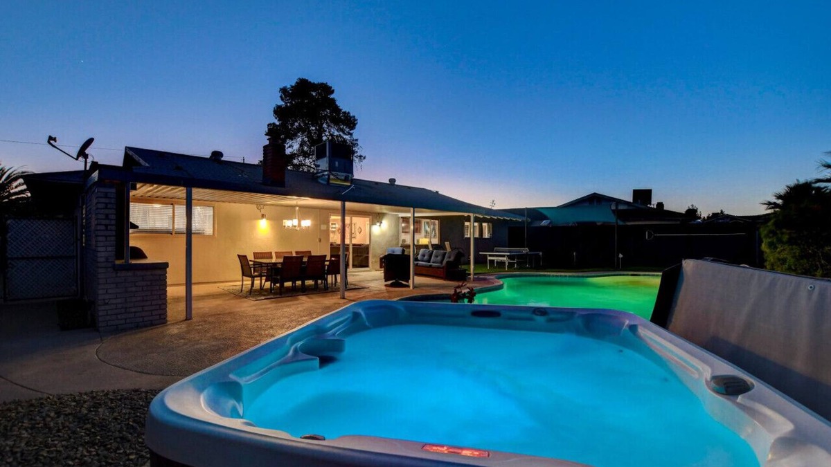 Las Vegas House | NV1509 · Licensed! Close to Strip! Pool,Spa,Roulette Table!