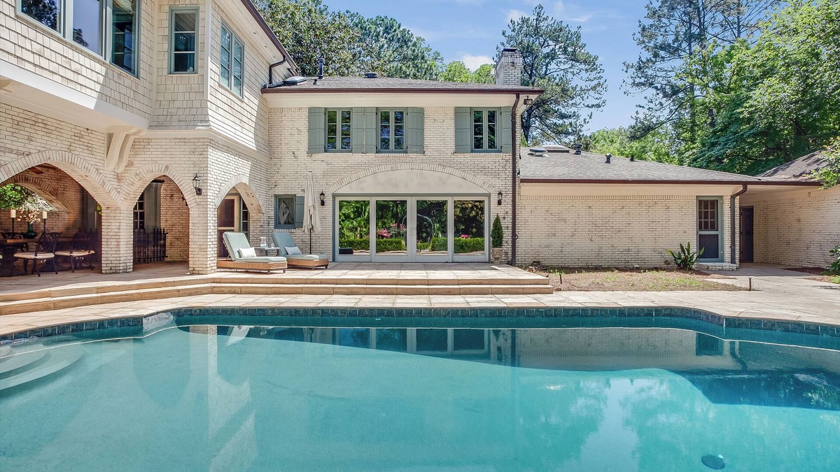 Buckhead House | NW Buckhead gorgeous Mediterranean 4 bed 3.5 bath house hot heated pool jacuzzi