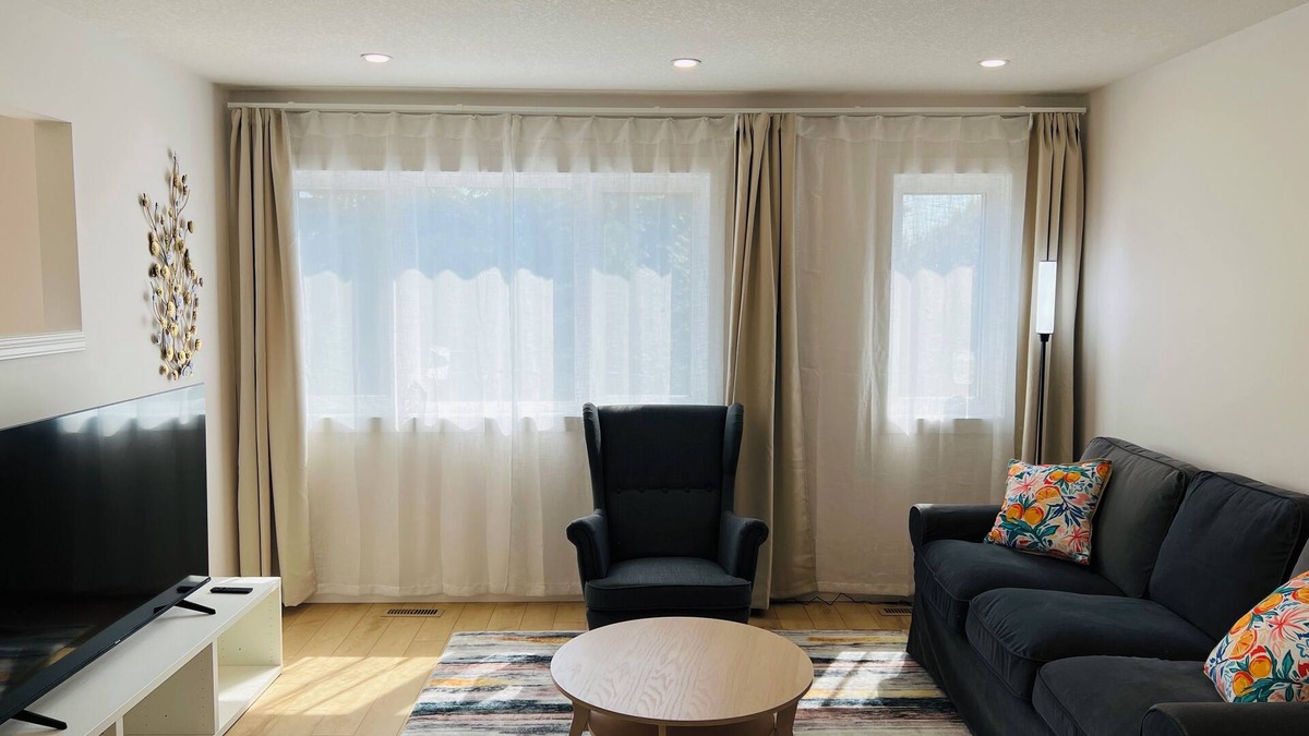 Varsity Apartment | NW, Carriage home Close to U of C & Hospitals